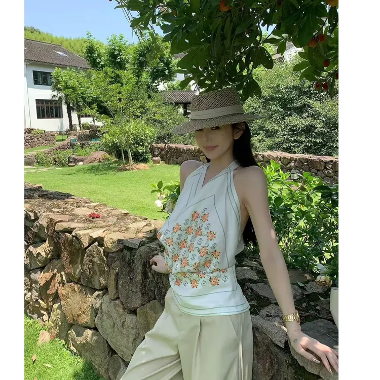 印花露背高级感轻熟别致性感挂脖背心夏季新款个性上衣配休闲裤