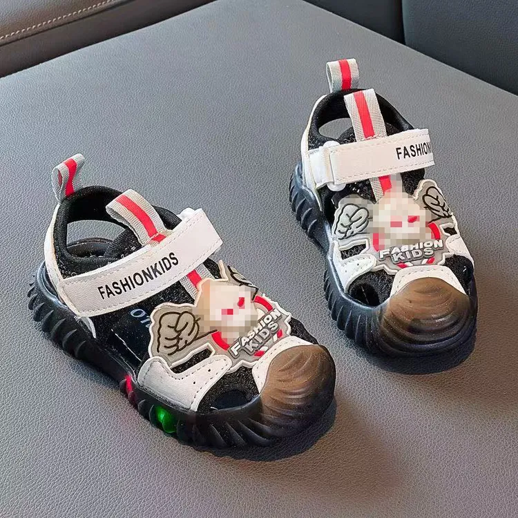 宝宝凉鞋亮灯夏季新款儿童包头软底沙滩鞋男童防滑中小童运动凉鞋