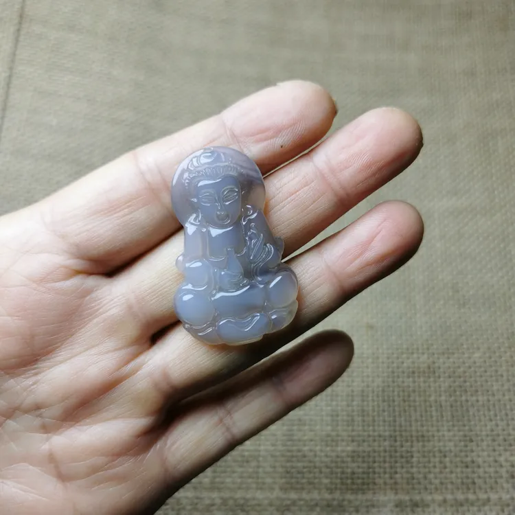 天然烟紫玛瑙观音吊坠造型端庄细腻雕工精细尺寸42-21-5mm重8.3克