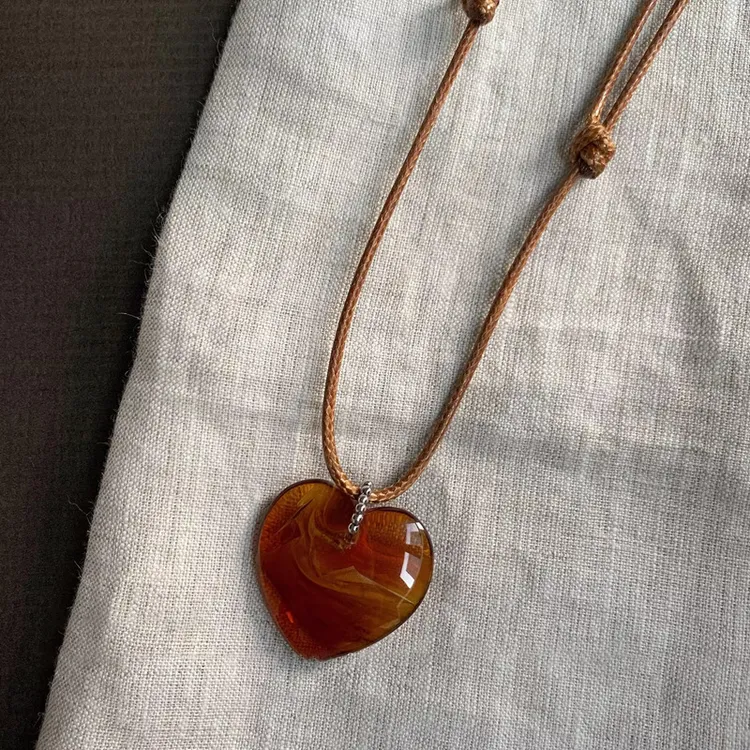 秋实叶落新款秋冬毛衣链爱心棕色皮绳项链日韩ins复古叠戴毛衣链