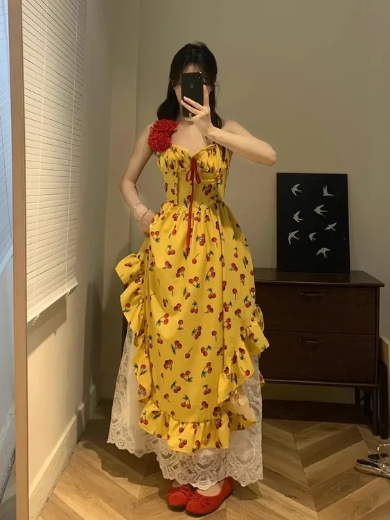 三亚穿搭黄色樱桃碎花海边吊带沙滩裙女夏季辣妹性感露背连衣裙子
