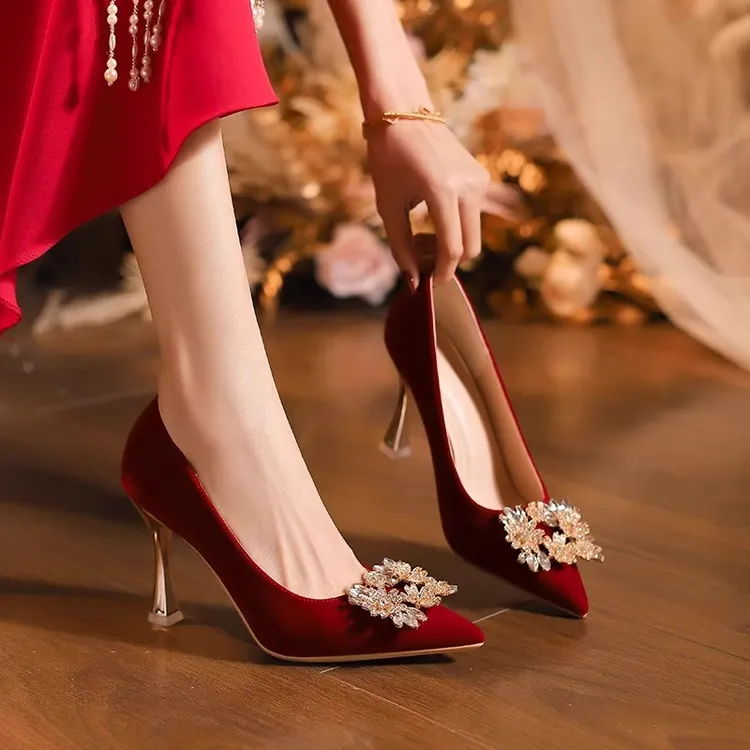 小众红色婚鞋女中式秀禾服婚纱两穿方扣高跟鞋不累脚结婚敬酒单鞋