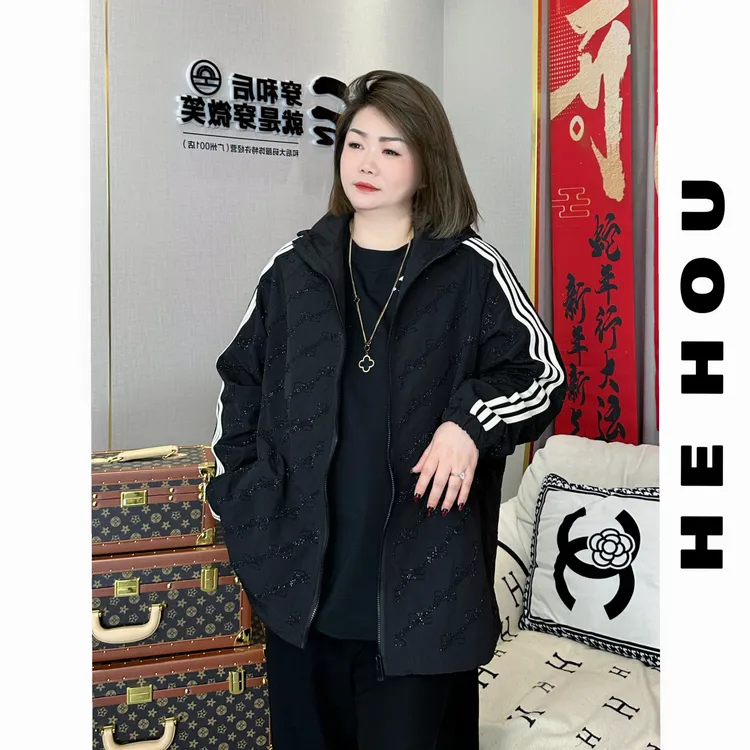 502356 和后大码 春季百搭显瘦时尚宽流百搭显瘦烫钻外套