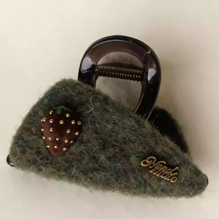 秋冬高级感草莓毛毡头发抓夹女毛绒发夹中号气质半扎发鲨鱼夹头饰