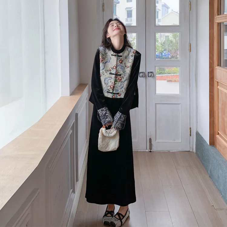 新中式连衣裙套装女2025春秋新款复古刺绣马甲金丝绒茶歇裙两件套