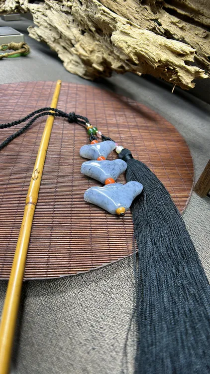 《财源滚滚来》精美和田玉青花元宝车挂、挂件、包挂