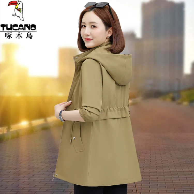 啄木鸟卡其色风衣女外套春秋2025新款中年妈妈收腰中长款连帽上衣