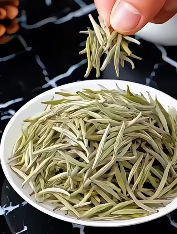 茉莉茶王|选用优质绿茶茶胚，高香茉莉鲜花，经六窨制作而成。