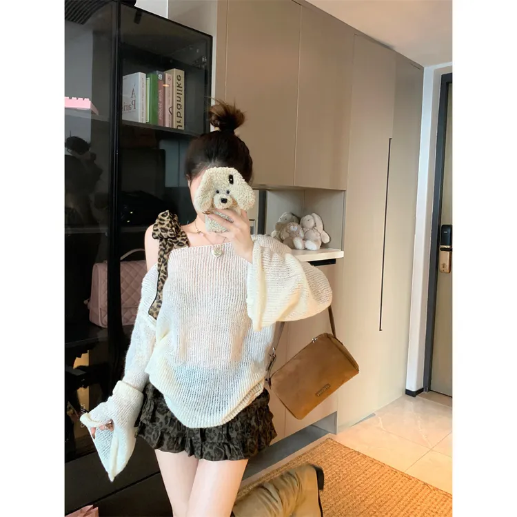 白色斜领露肩豹纹丝带拼接针织衫女秋季新款休闲宽松气质斜肩毛衣