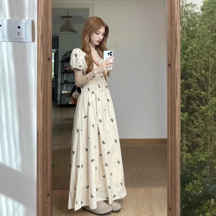 2025夏季新款法式蝴蝶结刺绣方领收腰泡泡袖连衣裙女气质长裙子潮