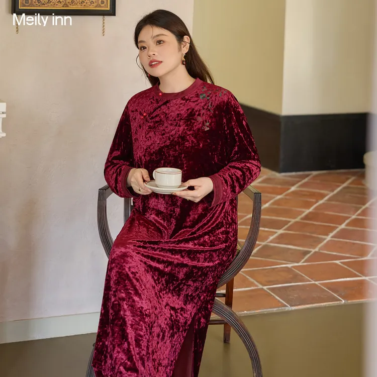 美丽客栈大码女装2025冬新款钻石绒连衣裙胖mm200斤显瘦刺绣裙子