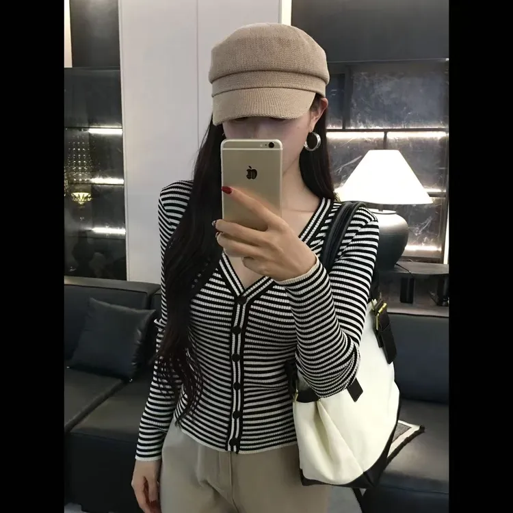 刘婆子店铺款【完美胸型条纹打底衫】修身显瘦V领打底上衣8757