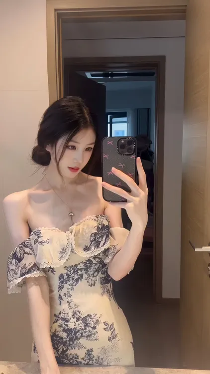纯欲夏季新款高级感收腰显瘦印花连衣裙女一字肩气质修身包臂短裙