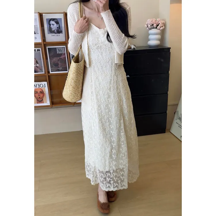 高级感气质v领刺绣吊带连衣裙2025春夏季新款韩版高腰中长裙显瘦