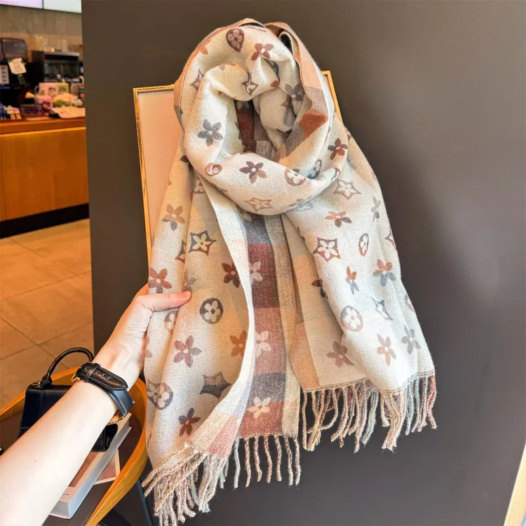 Miss Silas轻奢羊绒围巾女百搭双面保暖披肩五叶草印花气质长围脖