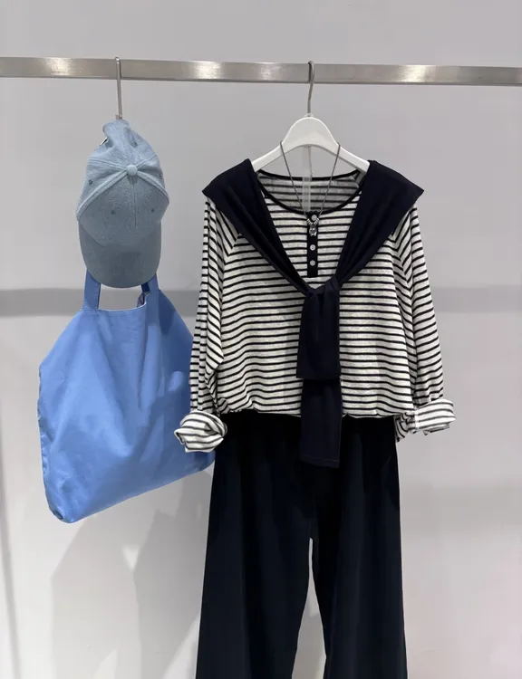 商场同款2025秋冬新品时尚百搭长袖披肩条纹针织两件套休闲服女