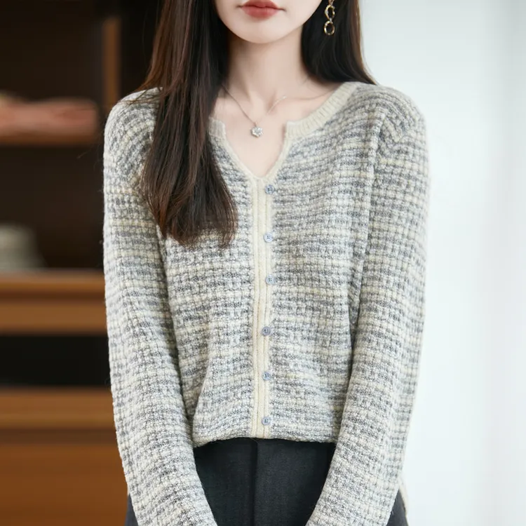 微胖mm春秋大码女士毛衣遮肚子显瘦v领上衣内搭可外穿针织打底衫