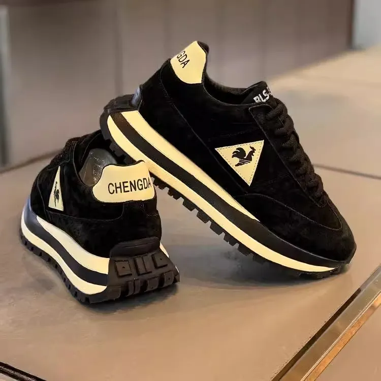 华夫阿甘男鞋春秋款2025翻毛皮超轻软底休闲鞋时尚潮流舒适公鸡鞋