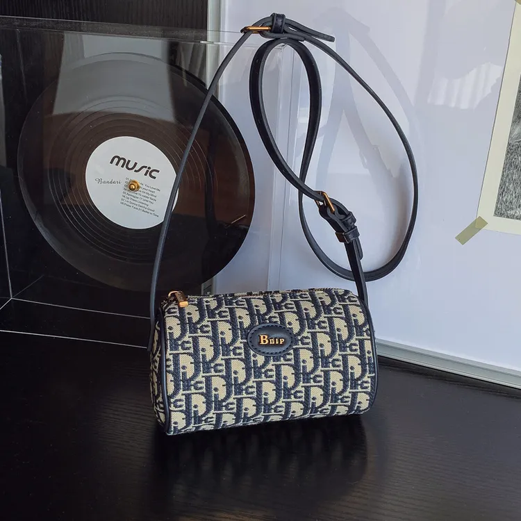 宝栢俪高级感刺绣水桶包女2025轻奢万针刺绣手提包单肩斜挎圆筒包