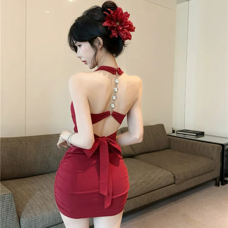 辣妹链条挂脖绑带设计感露背吊带连衣裙女性感修身包臀裙纯欲裙子
