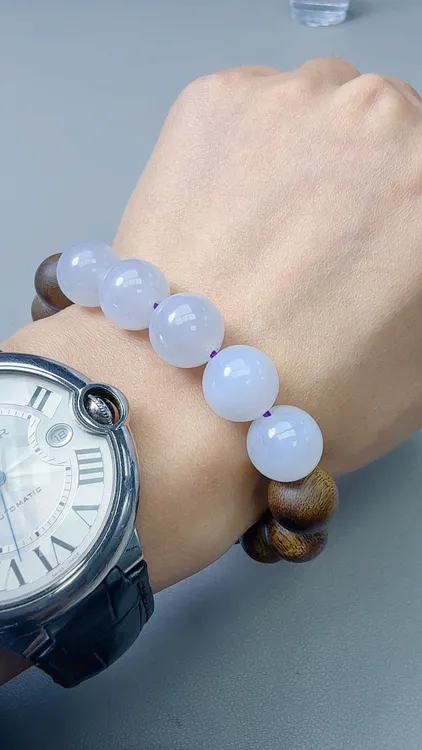 天然缅甸翡翠A货手串，珠径卡13，搭配奇楠沉香（中式美学）设计！