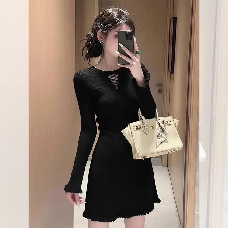 洋气时髦气质高贵内搭包臀裙黑色后妈裙女装秋冬季镂空针织连衣裙