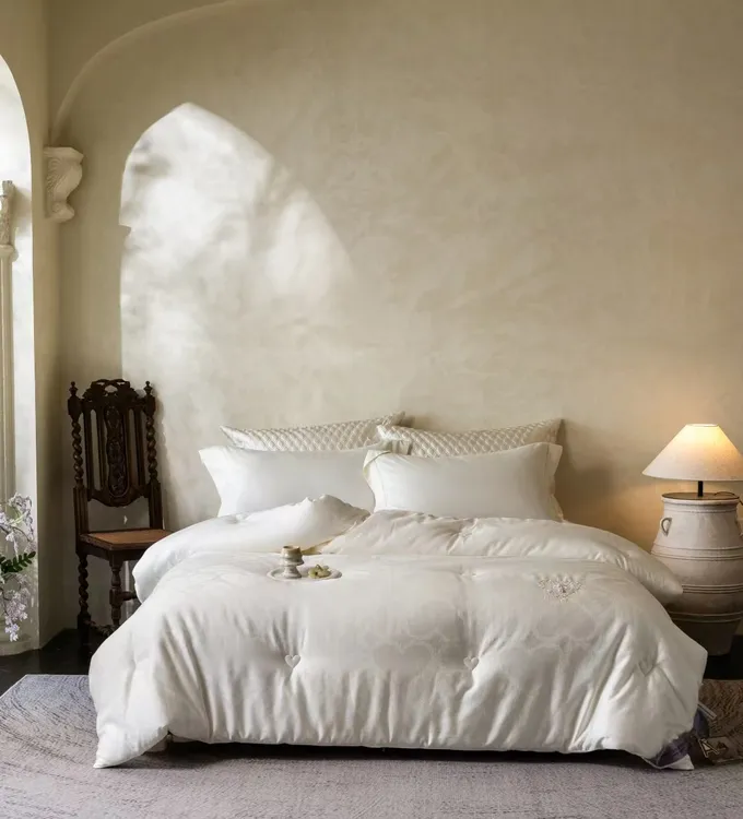 轻奢柔软提花被芯四季通用纯色轻柔保暖绣花冬被