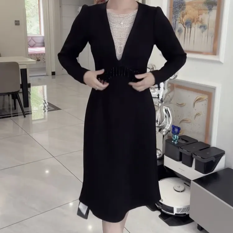 秋季新款收腰显瘦洋气减龄轻奢女人味黑色流苏连衣裙