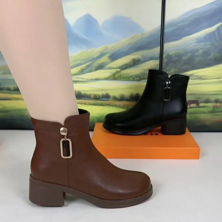 2025秋冬季新款软底休闲短靴洋气时尚简约圆头舒适防滑加绒马丁靴