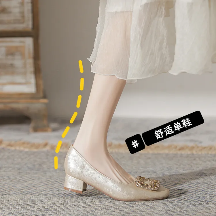新中式国风复古粗跟单鞋女方扣水钻低跟法式高跟鞋大码女鞋41一43