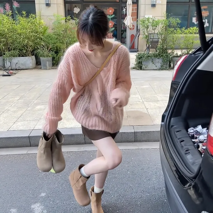 韩系温柔粉色复古麻花套头V领毛衣针织衫女秋季软糯宽松慵懒上衣