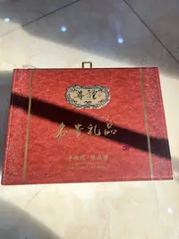 非卖品展示红色箱子