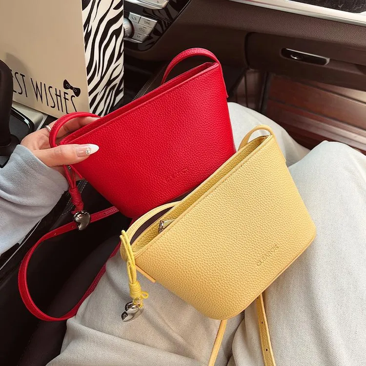 斜挎包红色包包女式2025新款小众简约百搭大气水桶包女夏红色小包