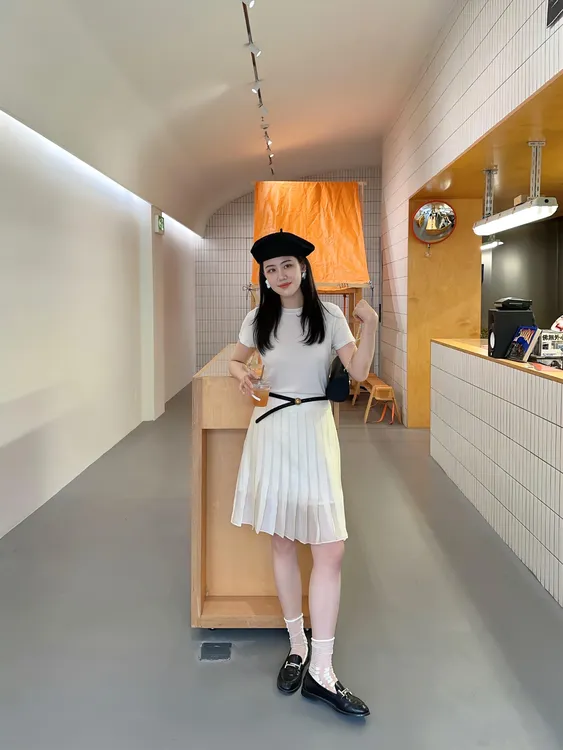 夏季2025新款白色圆领短袖T恤女独特小个子上衣百搭高腰显瘦半裙