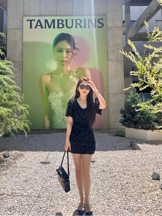 「洁哥私服」玫瑰立体V领收腰连衣裙