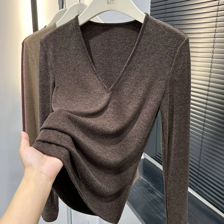 咖色时髦小V领套头长袖上衣女秋冬新款显瘦内搭正肩T恤针织打底衫