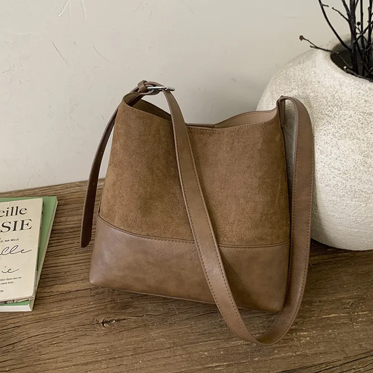 复古秋冬包包女款爆款2025新款流行款大容量通勤单肩斜挎包水桶包