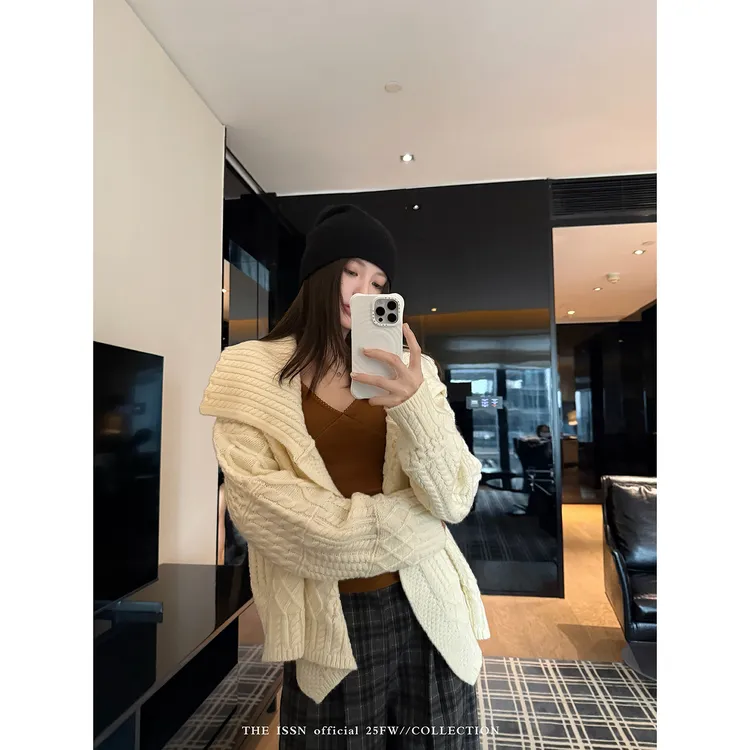 THEISSN宁司 绞花大翻领毛衣开衫女秋冬宽松设计感上衣 01682