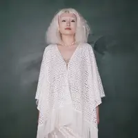 周琦默黑白两色极简流苏披肩