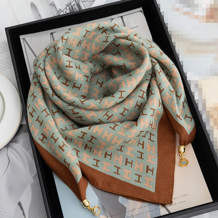 2025新款磁吸扣棉麻丝巾秋冬季高级百搭围巾方巾时尚护颈三角围脖