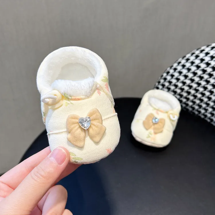婴儿步前鞋秋冬加绒保暖抽绳鞋软底防滑袜套小月龄宝宝护脚3-6-12