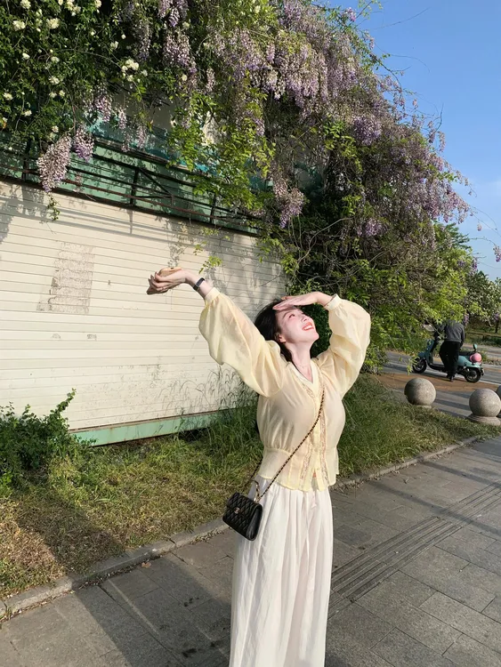 2025夏季新款韩系温柔风黄色V领蕾丝衬衫上衣女搭配休闲裤两件套