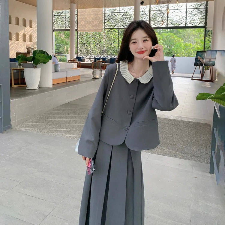 灰色学院风简单大方早秋穿搭女2025新款设计感西装上衣半身裙套装