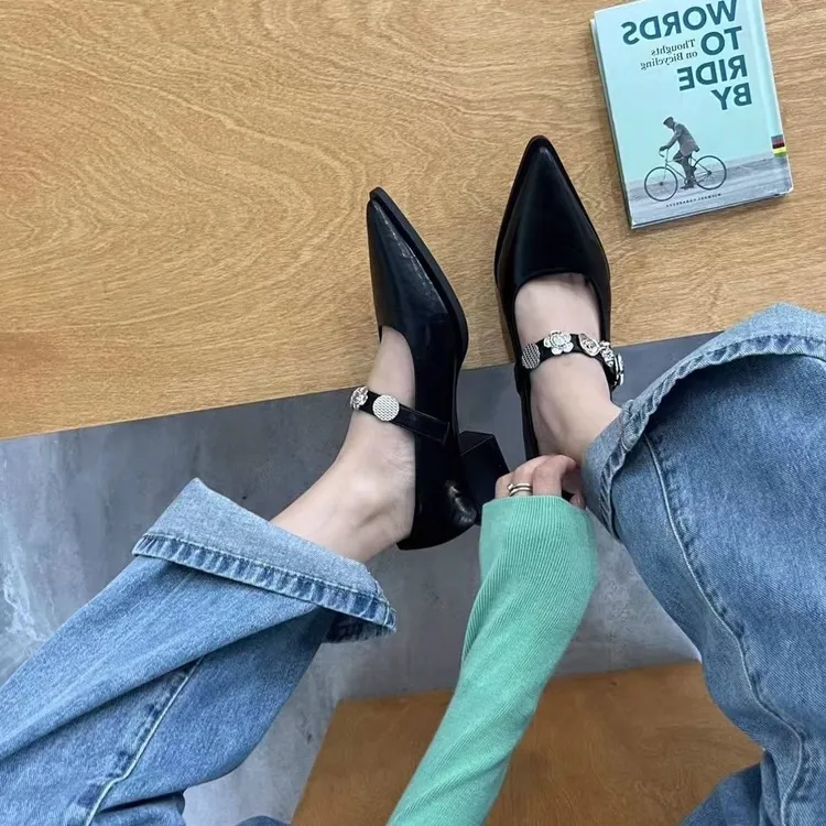 尖头单鞋女一字带扣中跟玛丽珍鞋2025春夏新款复古浅口气质小皮鞋