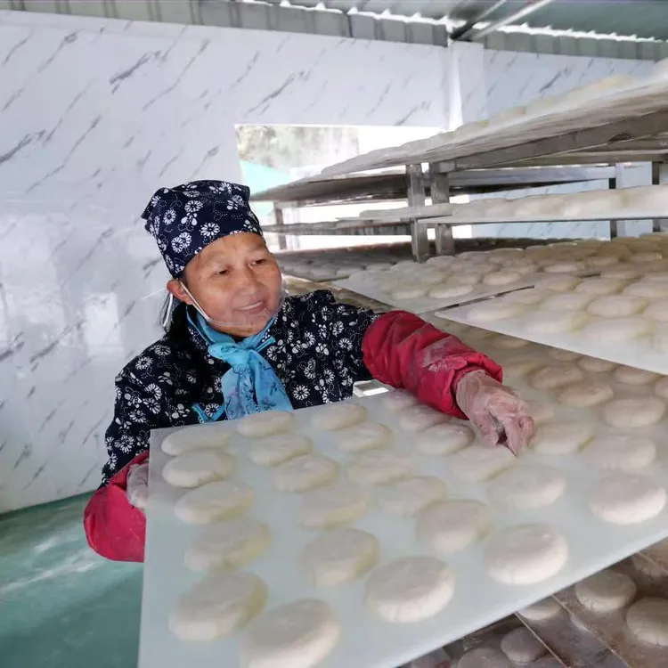 重庆黔江传统手工糯米糍粑农家制作过年糍粑