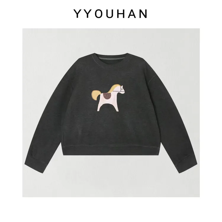 月月 2025冬季新款小众设计极简风彩印小马套头卫衣 2512C8605