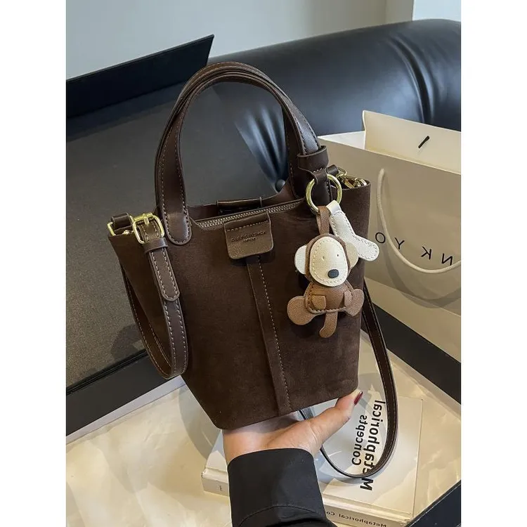 复古美拉德棕色磨砂小包包女2025新款秋冬季百搭斜挎包手提水桶包