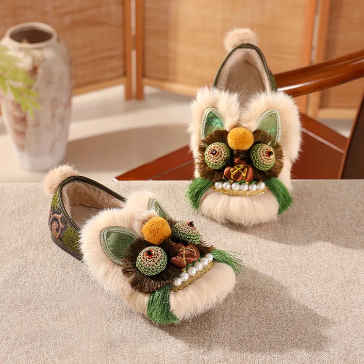 冬季新款复古加绒保暖女士平底纯手工棉鞋新中式一脚蹬绣花虎头鞋