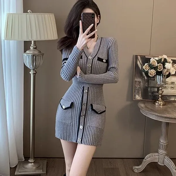 甜辣风A字包臀裙女秋季法式小个子气质V领修身显瘦内搭针织连衣裙