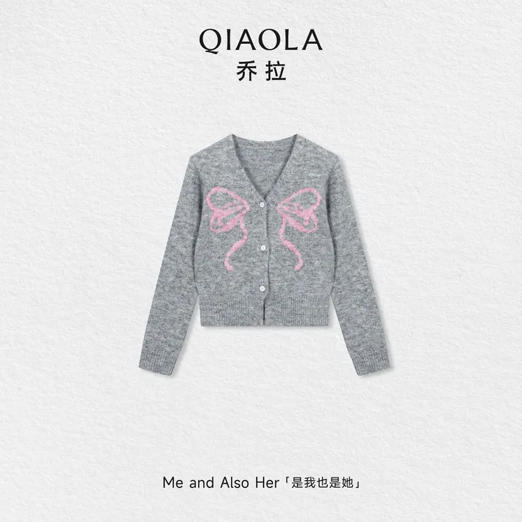 QIAOLA/乔拉【粉雾书信】秋冬季羊毛V领撞色蝴蝶图案树脂扣设计上衣